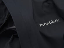 【モンベルの防水名品】オンオフOKな「mont-bell」の黒いレインコートを雨の日の主役に。通勤や旅でも大活躍！／ランブラー レインコート