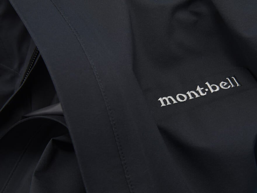 【モンベルの防水名品】オンオフOKな「mont-bell」の黒いレインコートを雨の日の主役に。通勤や旅でも大活躍!/ランブラー レインコート