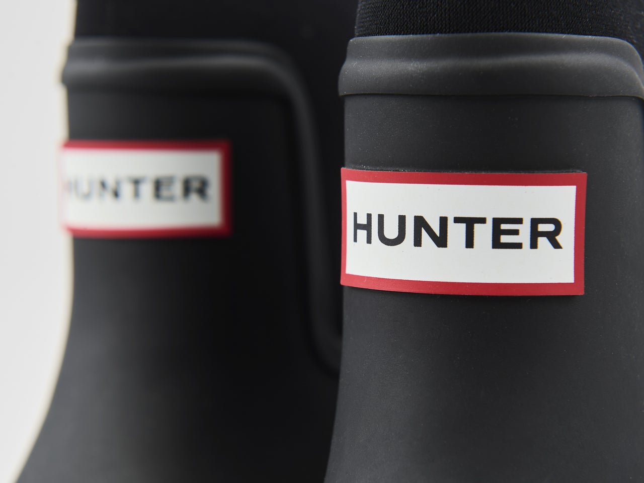 【ハンターの防水名品】大人の長靴なら老舗「HUNTER」の黒いレインブーツで。雨の日好印象ファッションの強い味方！／ネオプレン チェルシー ブーツ