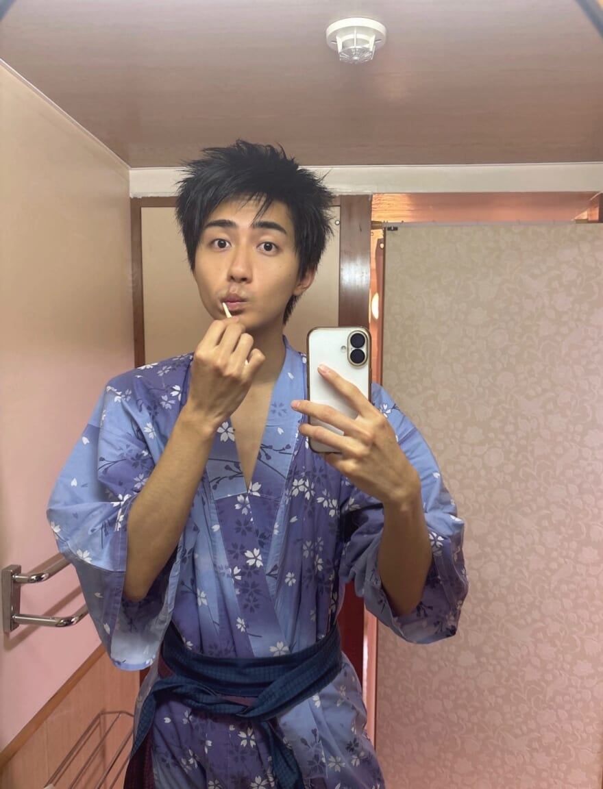 浴衣姿で歯を磨いている髙橋大翔