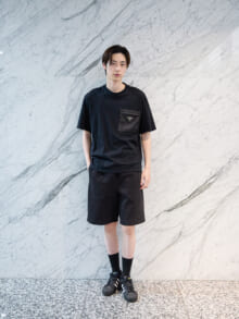 [髙橋 紅輝] 「ユニクロ ユー」のショーツと「プラダ」のTシャツの足元は「アディダス」の黒スニーカーで！【メンズノンノモデルの私服スナップ】