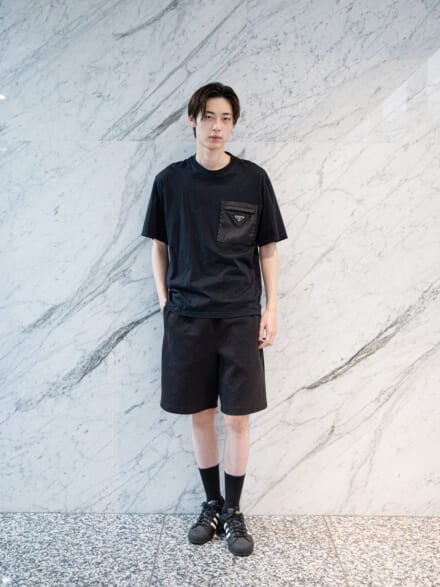 [髙橋 紅輝] 「ユニクロ ユー」のショーツと「プラダ」のTシャツの足元は「アディダス」の黒スニーカーで！【メンズノンノモデルの私服スナップ】