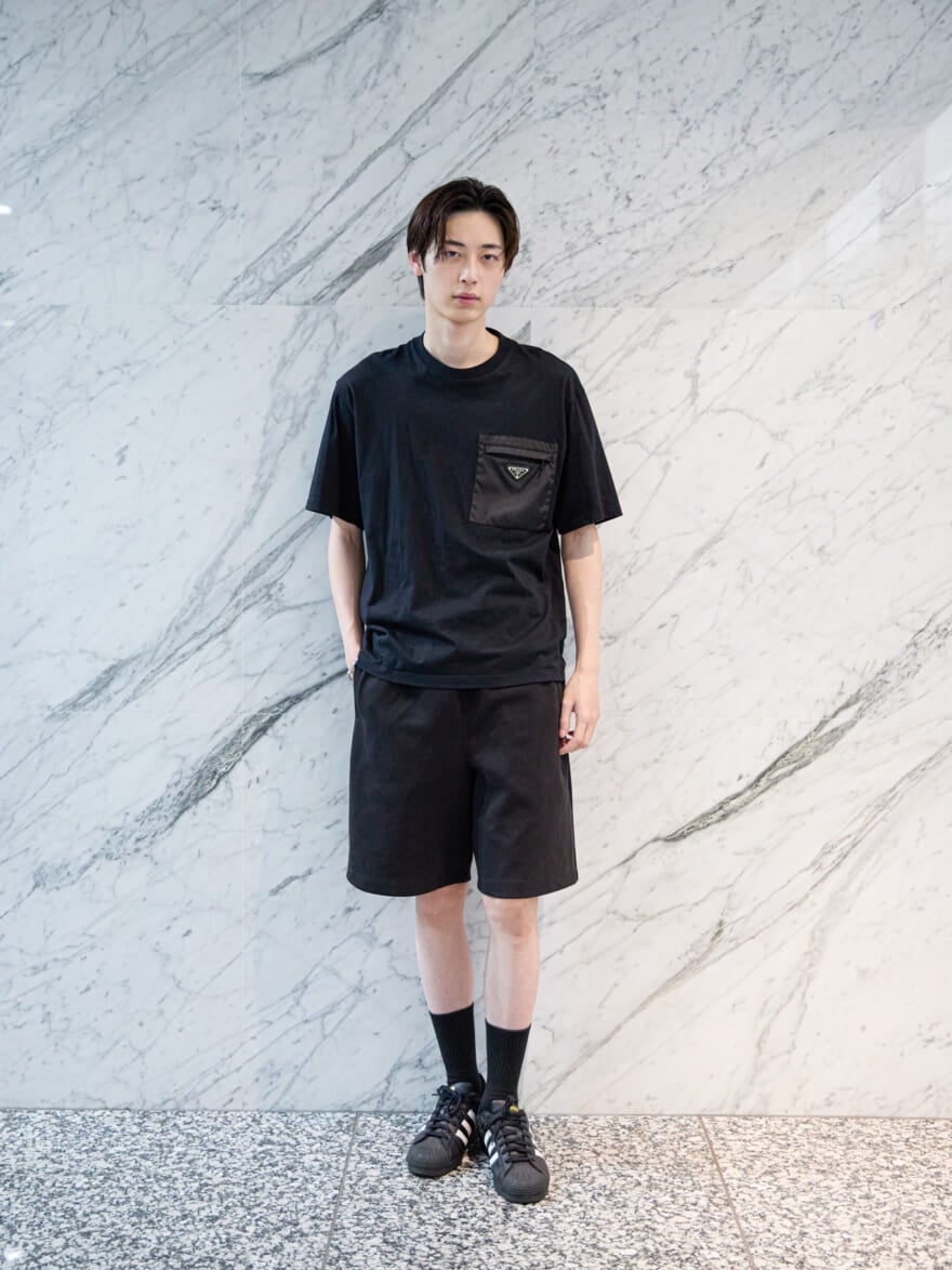 [髙橋 紅輝] 「ユニクロ ユー」のショーツと「プラダ」のTシャツの足元は「アディダス」の黒スニーカーで！【メンズノンノモデルの私服スナップ】