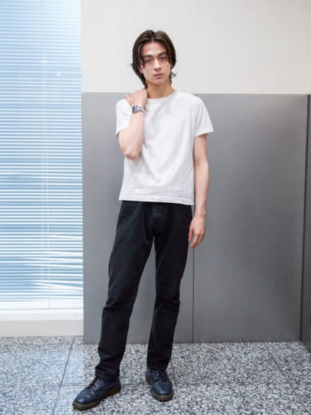 [松岡 光] 「ポロ ラルフ ローレン」の黒ジーンズと「ドクターマーチン」の革靴で「ファミリーマート」の白Tを引き締める！【メンズノンノモデルの私服スナップ】