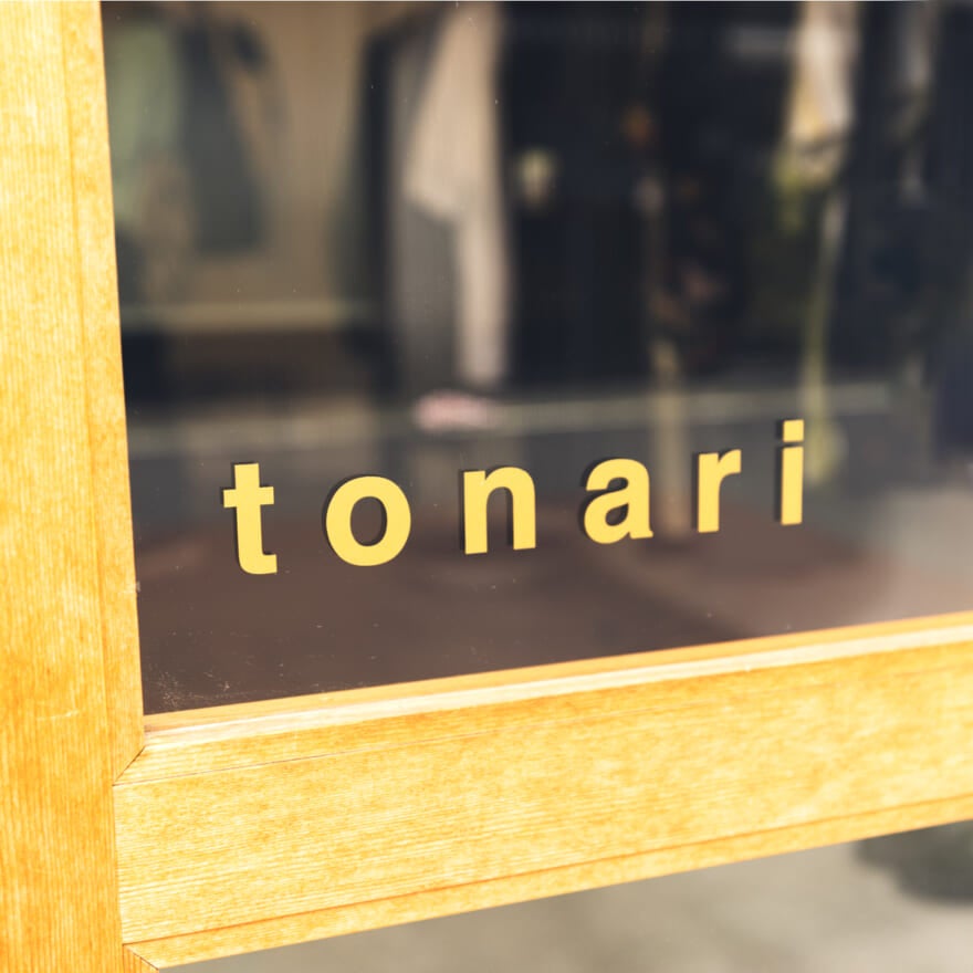 tonari　と書かれた店舗のガラス扉