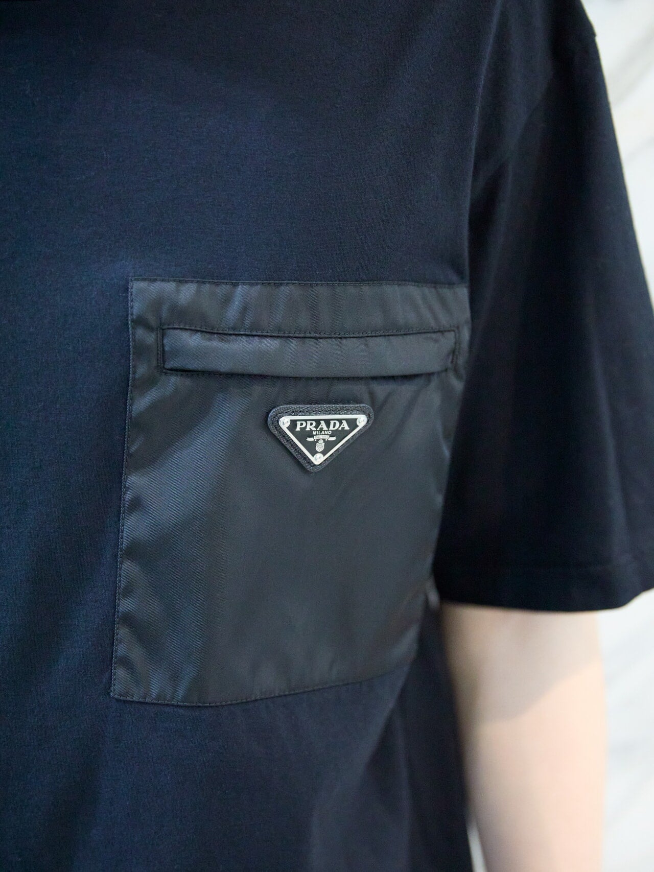 プラダのTシャツの胸ポケット