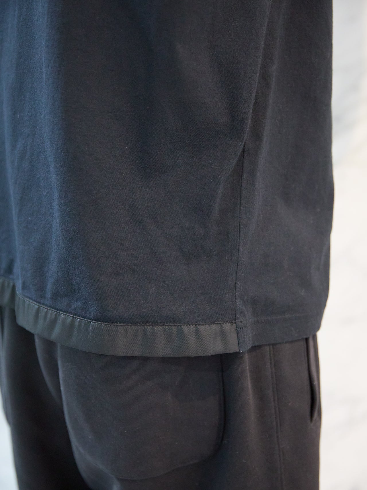プラダのTシャツの裾