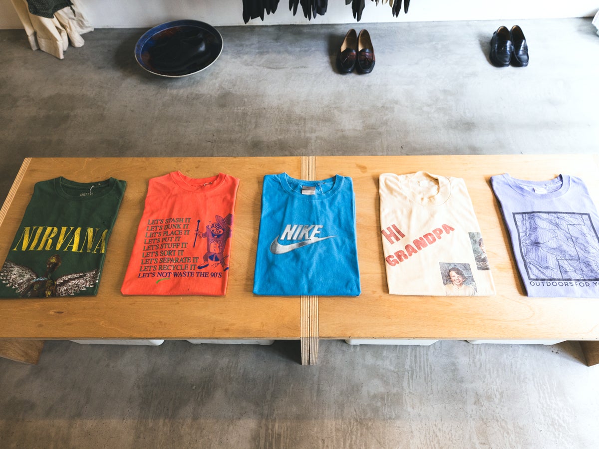 整然と並べられたTシャツ