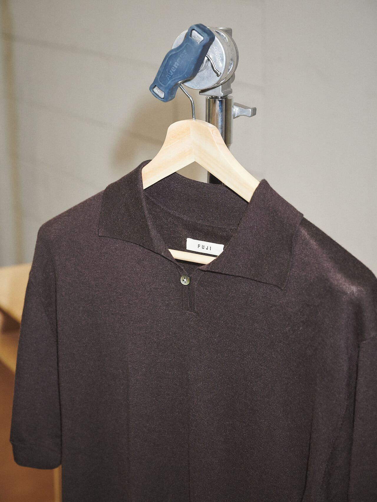 若手スタイリストのベストバイ＿FUJIのSILK CASHMERE S/S SKIPPER POLO襟回り
