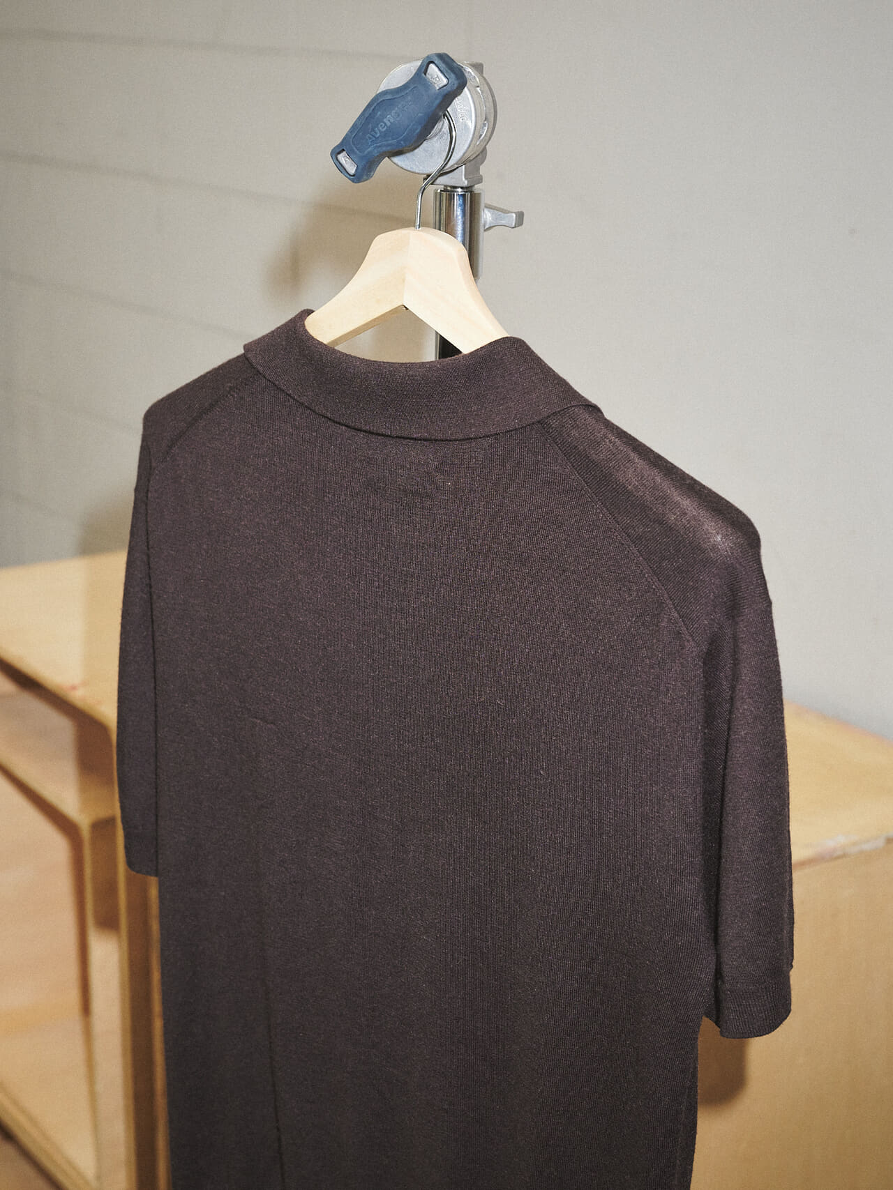 若手スタイリストのベストバイ＿FUJIのSILK CASHMERE S/S SKIPPER POLO背面