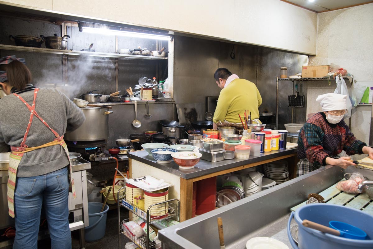 青森県つがる市『神武食堂』厨房に立つ店主の後ろ姿