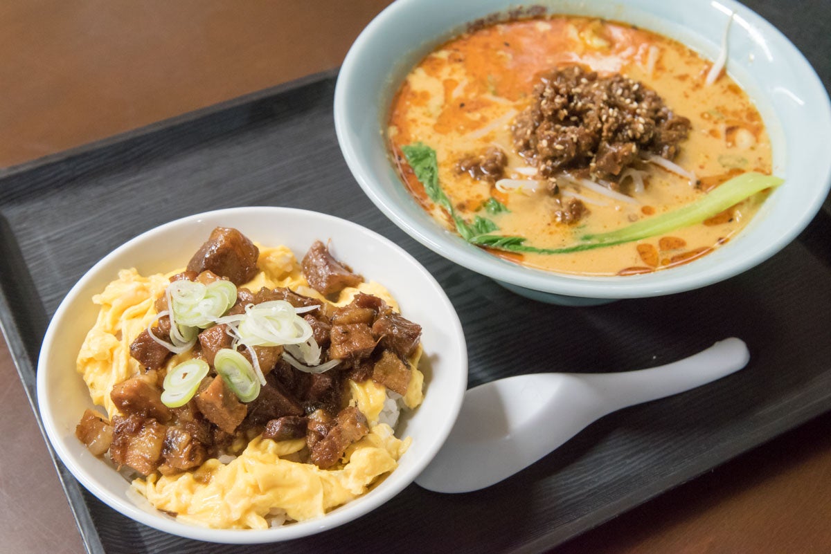 青森県つがる市『神武食堂』ハーフセットと手もみ中華