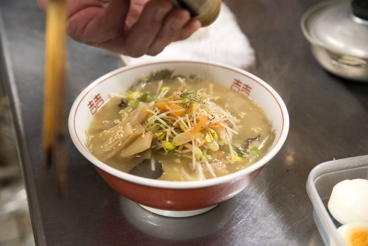 青森県大鰐町『朝日屋 日景食堂』、仕上げにコショウをパラリとふれば完成
