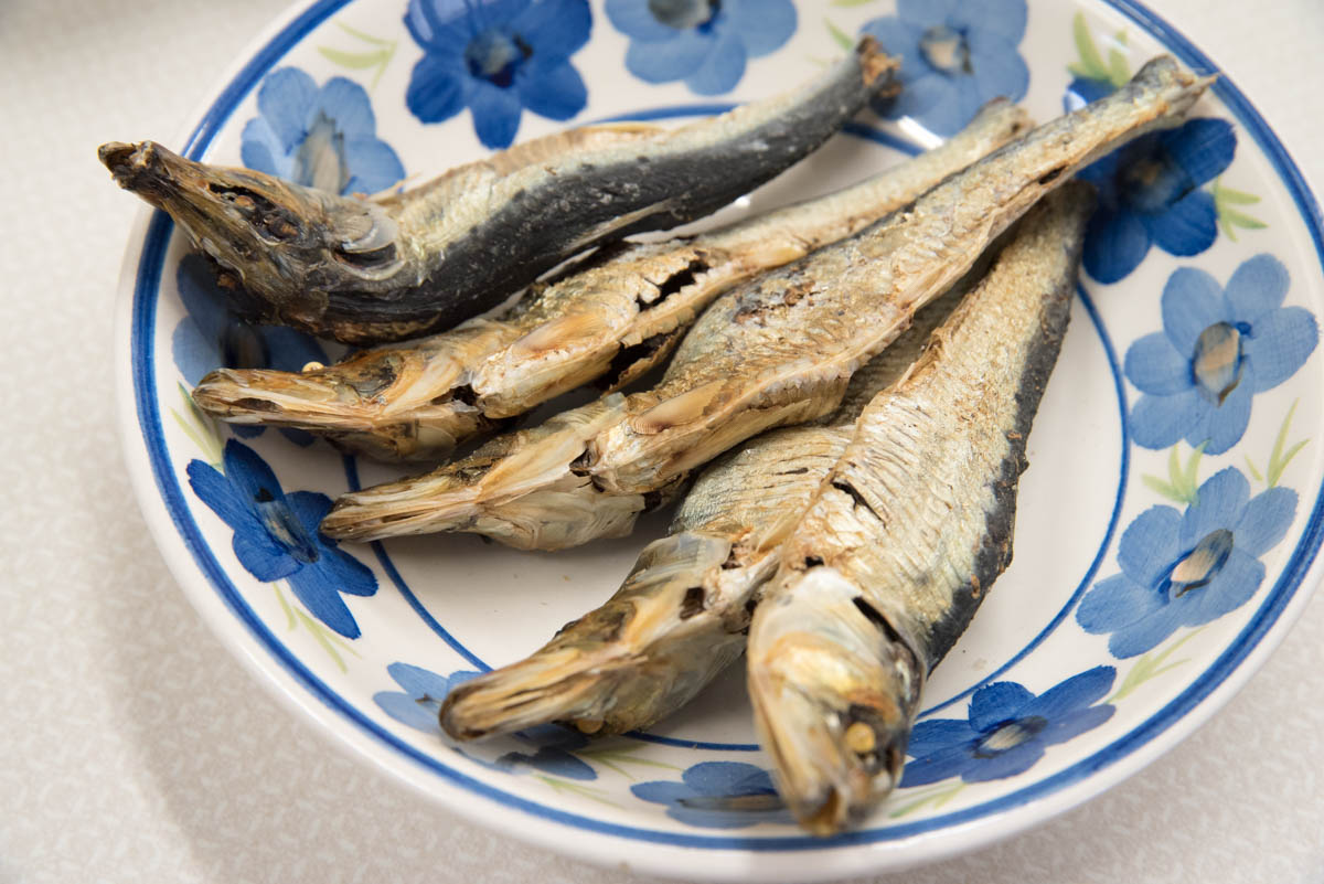 青森県平川市『大十食堂』マイワシ(ヒラコ)の煮干しを焼いたもの