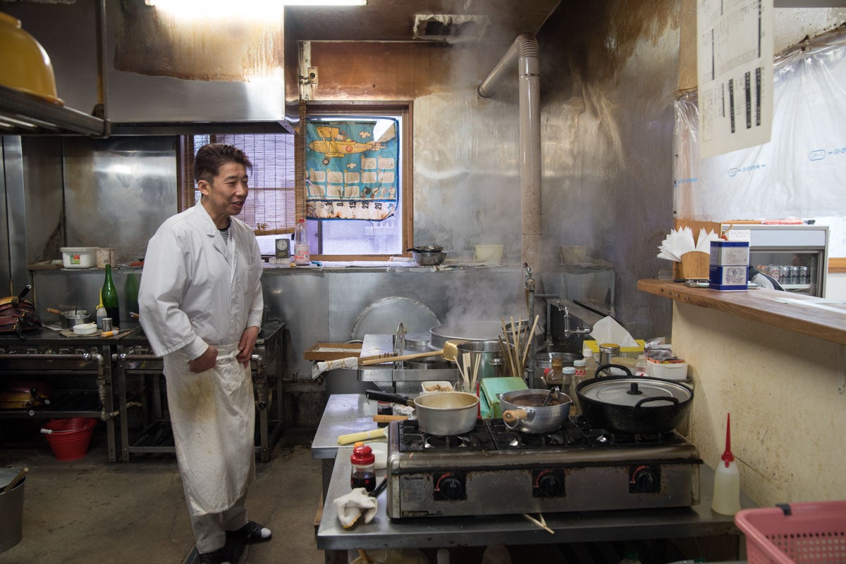 青森県平川市『大十食堂』厨房に立つ店主