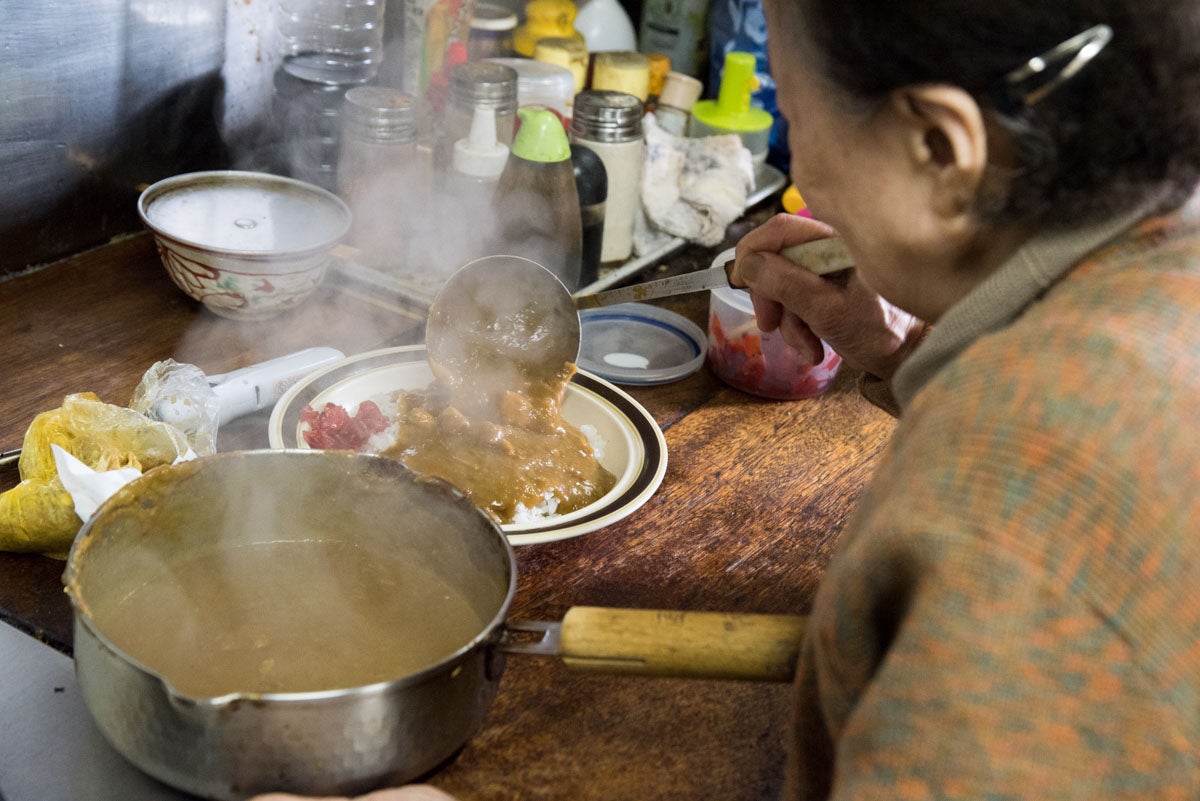 青森県青森市『小田九』三代目の奥様・和子さんがカレーの準備をしている様子