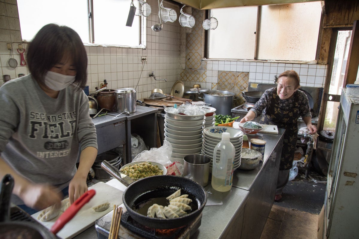 福島県福島市『保原屋食堂』厨房の様子