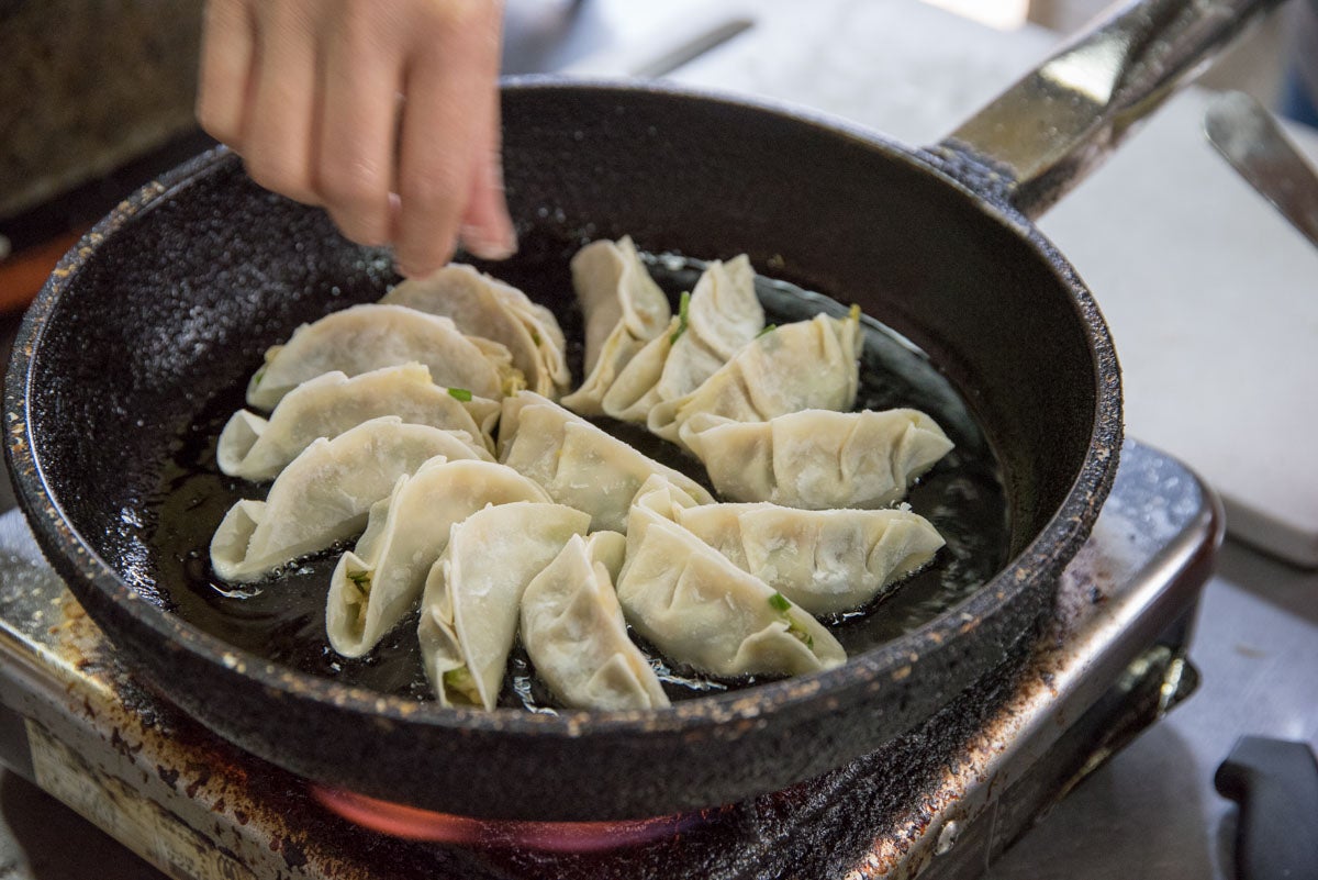 福島県福島市『保原屋食堂』アツアツのフライパンで焼かれる餃子