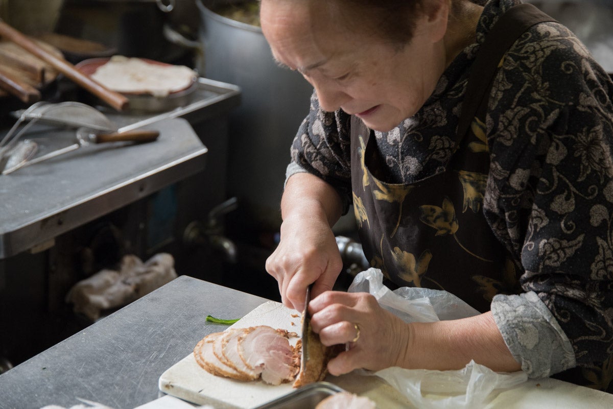 福島県福島市『保原屋食堂』「厨房に立つのが好き」というヨシさん
