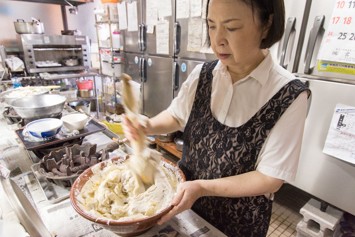 熊本県熊本市『山本屋食堂』店主の奥様が宴会料理の準備を進めている様子