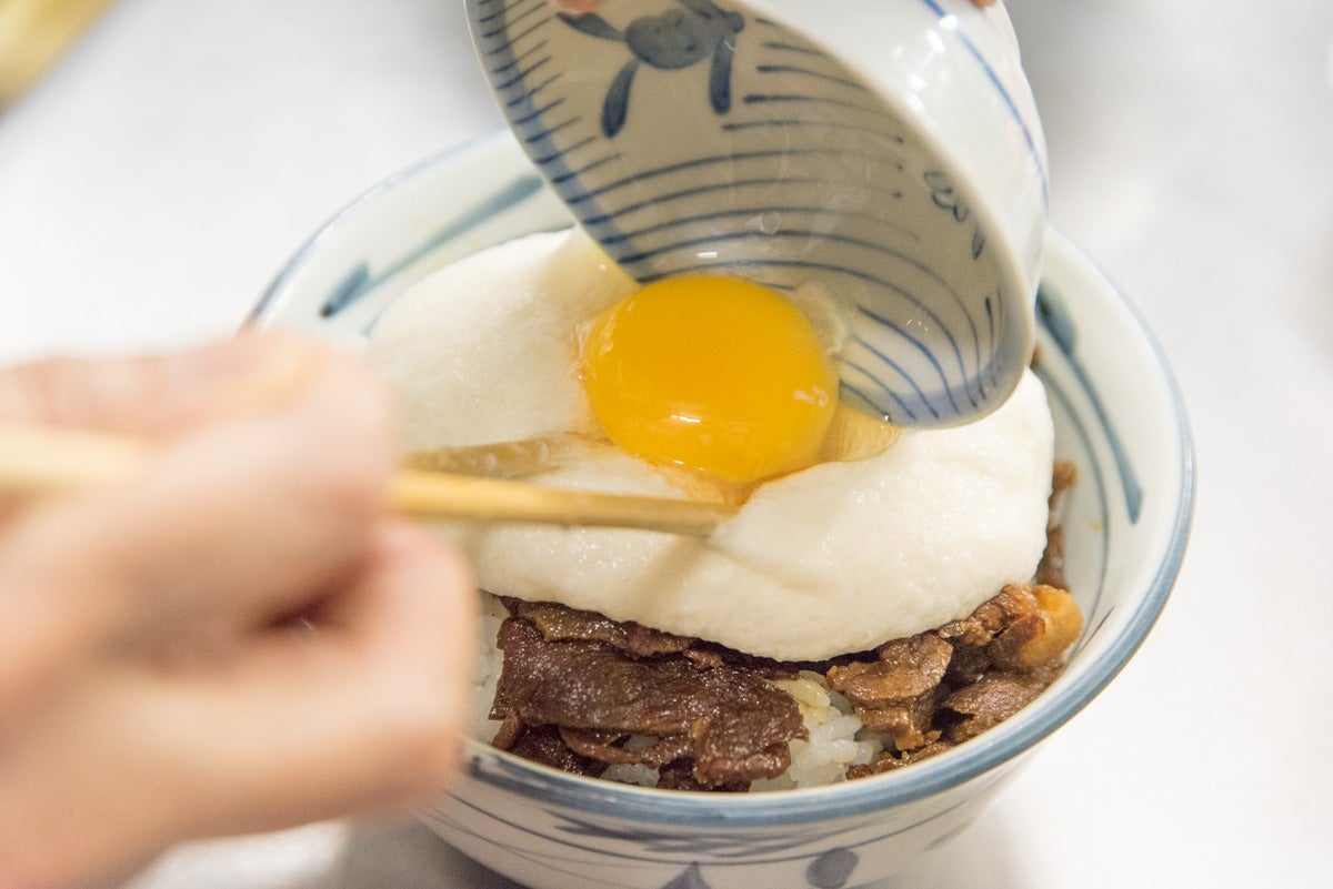 熊本県熊本市『山本屋食堂』ツヤツヤの白ごはんが盛られた丼に、馬肉、とろろ、そして卵黄が盛られていく厨房