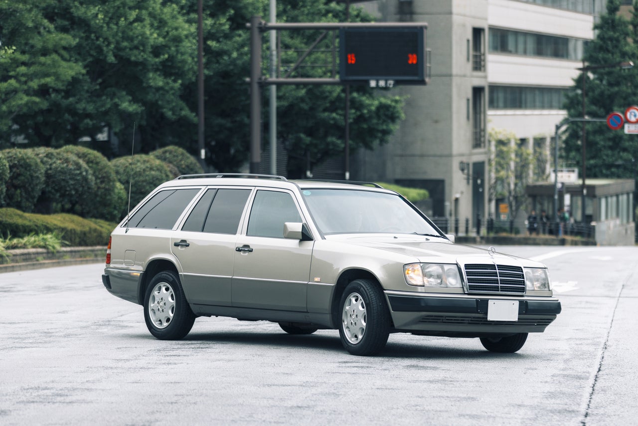 【後編】「メルセデス・ベンツ ミディアムクラス 320TE」に宿る、時代を超えても色褪せない美しき設計思想【“クルマ・バイク”語り！／Vol.56②】