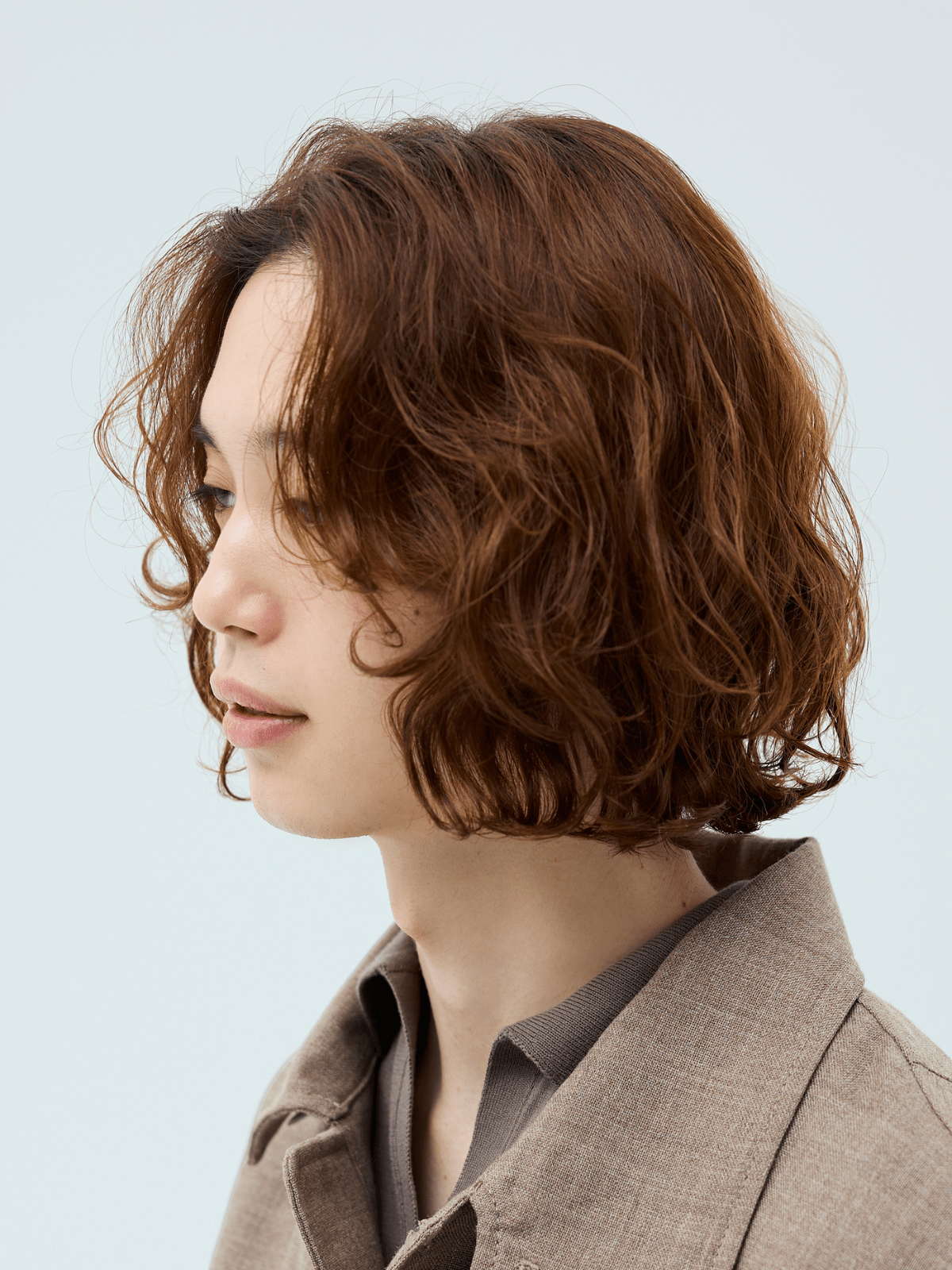 気だるさまで洒落て見える。ニュアンスで魅せるミディアムパーマ【東京最旬ヘアカタログ】