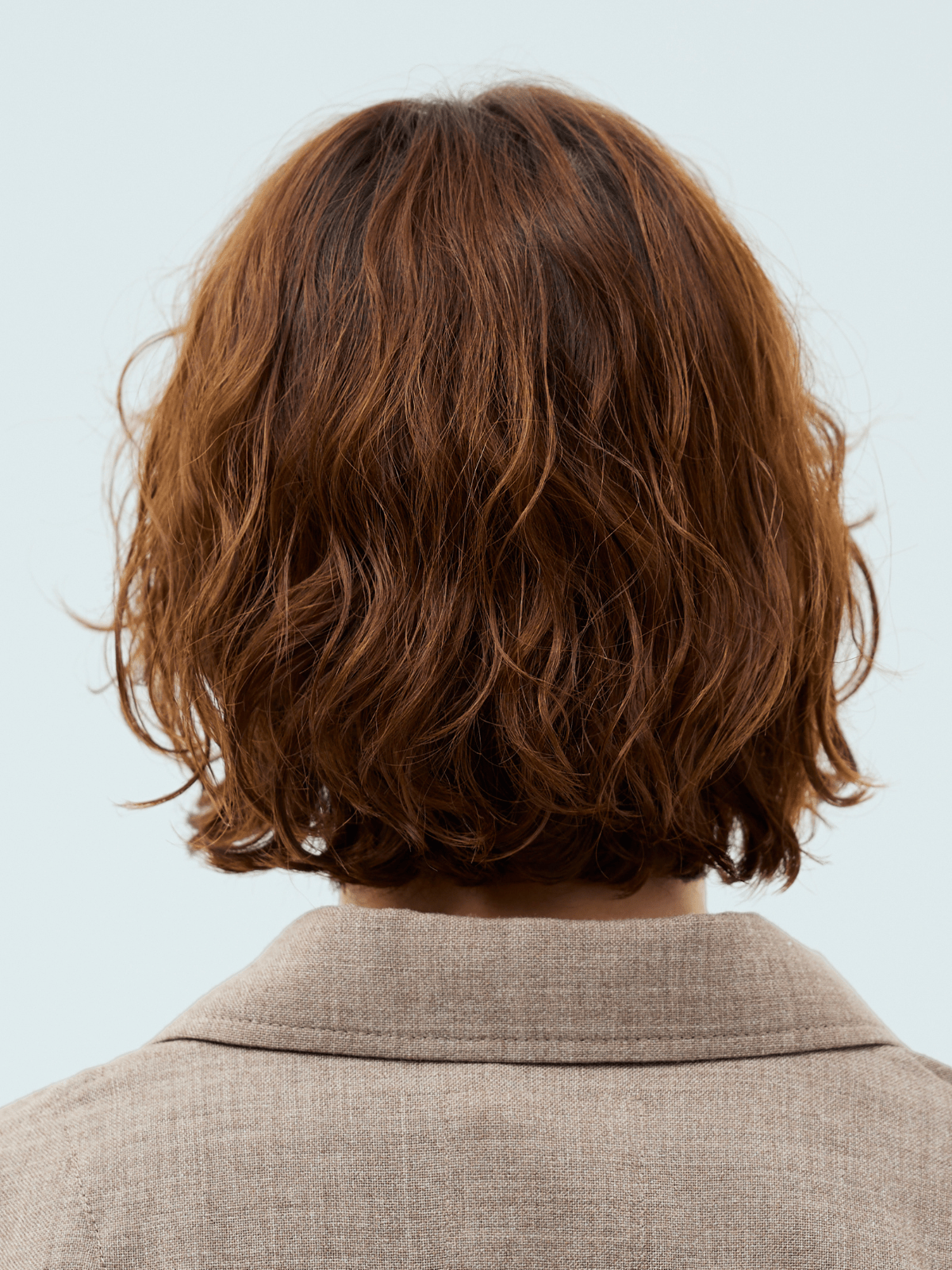 気だるさまで洒落て見える。ニュアンスで魅せるミディアムパーマ【東京最旬ヘアカタログ】