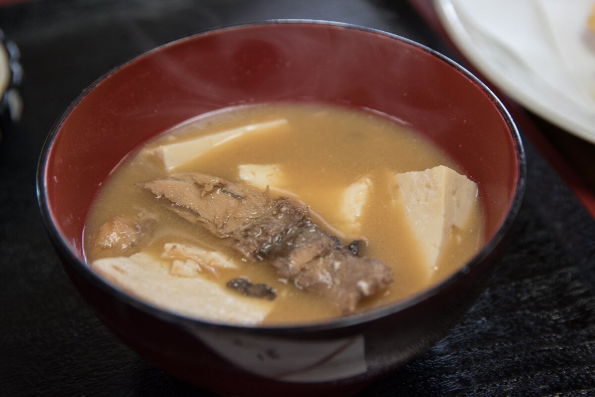 茨城県土浦市『保立食堂』3つの料理全てに添えられる「あら汁」