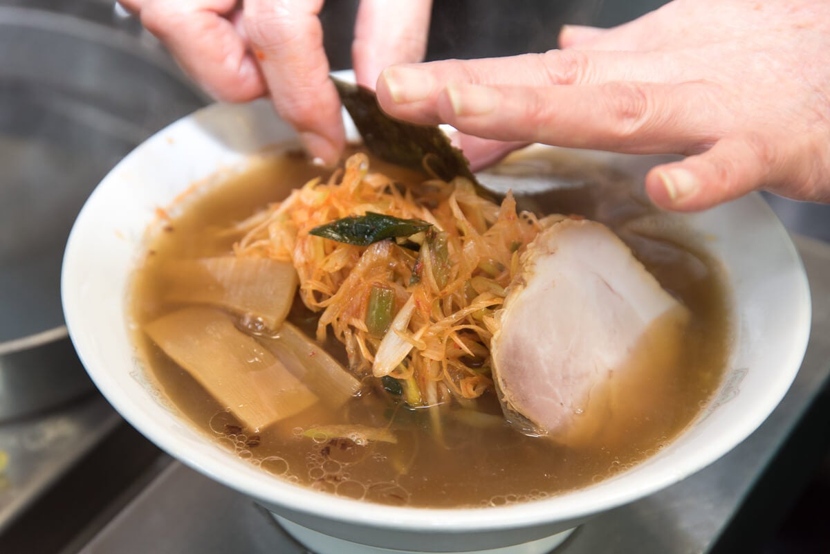 岩手県宮古市『冨士乃屋』ラーメンを盛り付けている様子
