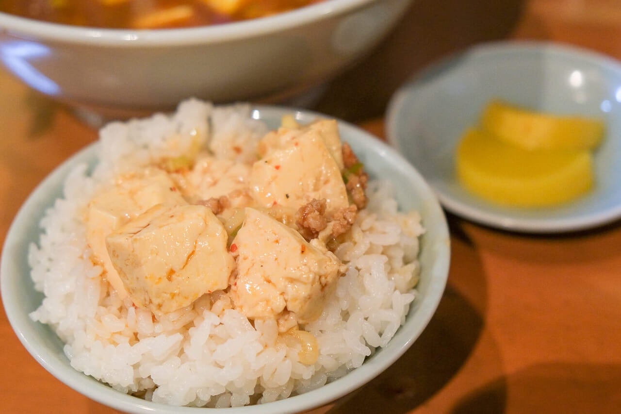青森県『来々軒』小ライスを注文して丼に