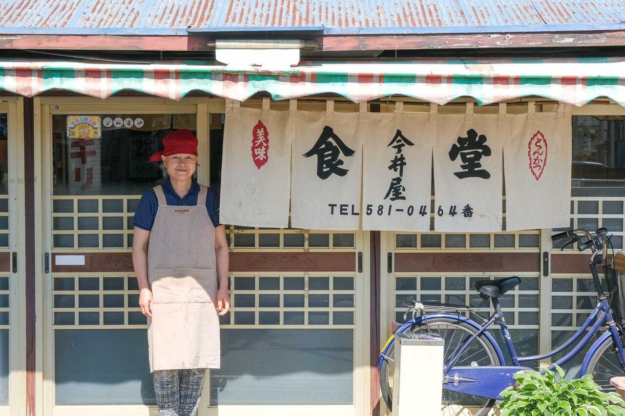 埼玉県寄居町『今井屋』店主と暖簾