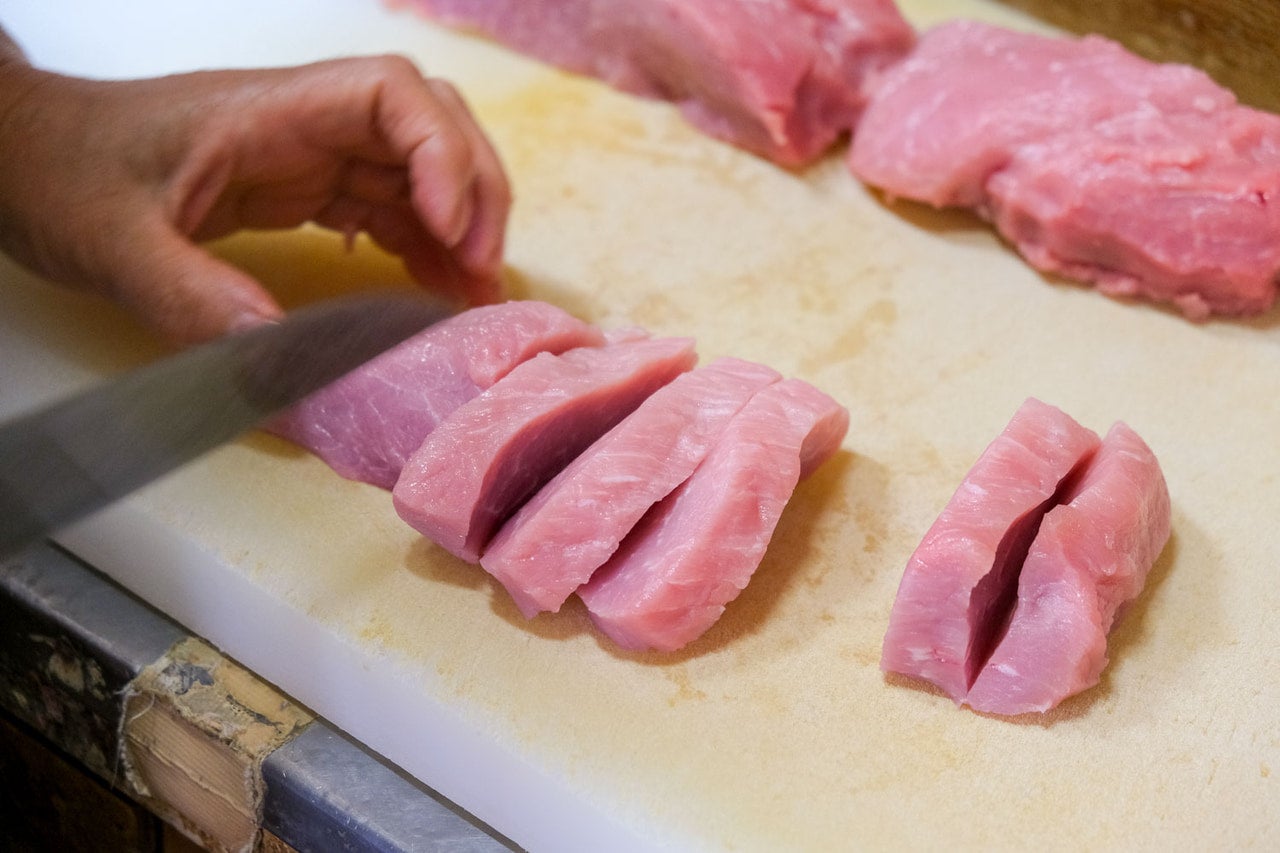 埼玉県寄居町『今井屋』豚肉をカットしている様子