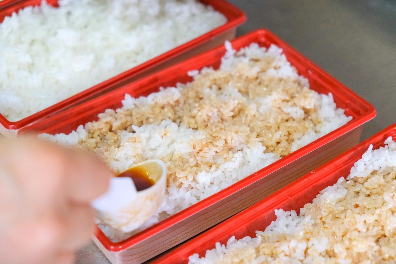 埼玉県寄居町『今井屋』お弁当のご飯にたれをしみこませる