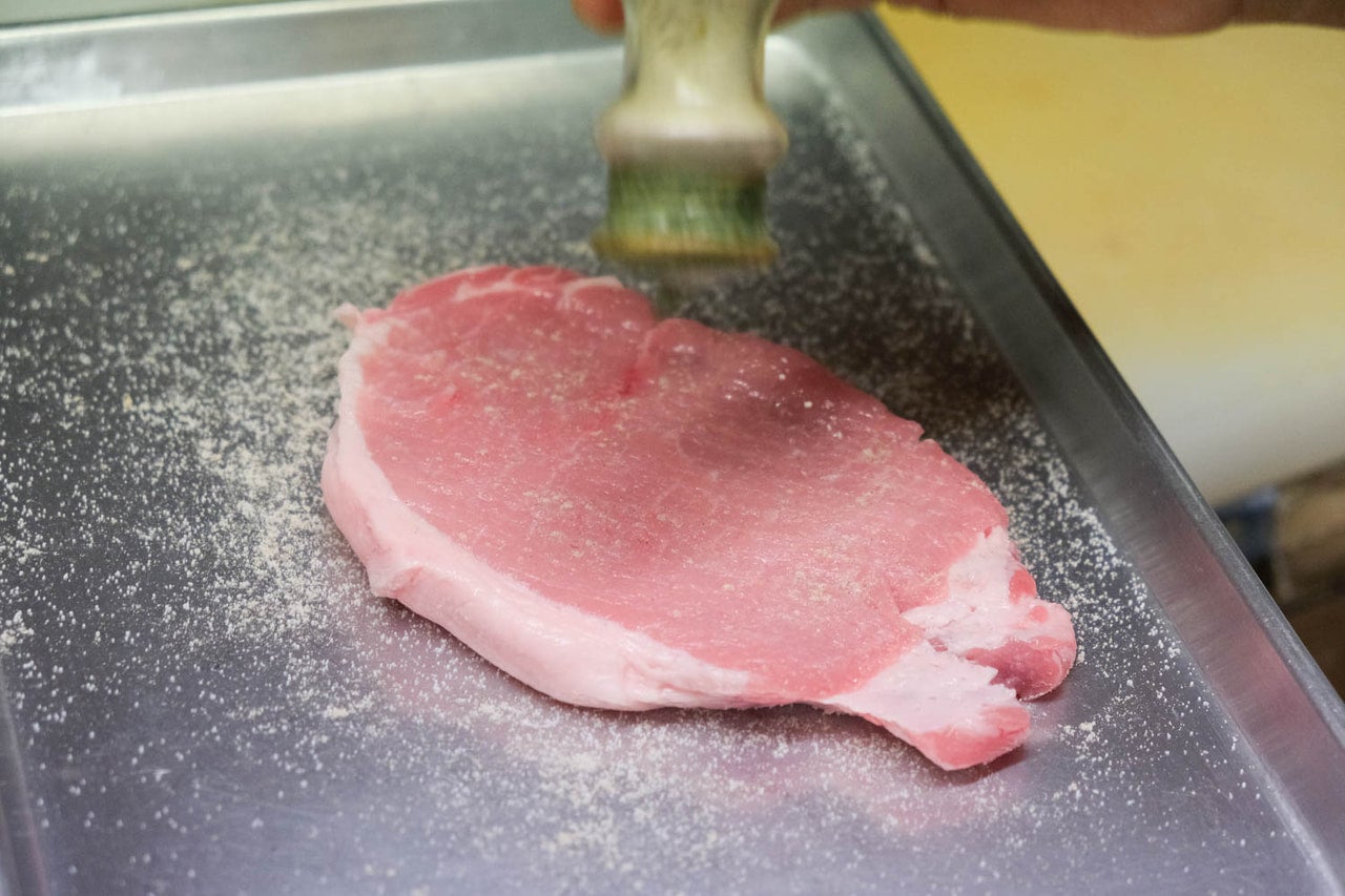 塩コショウで下味をつける