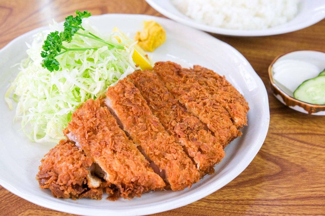 埼玉県寄居町『今井屋』大皿の半分をドーンと占拠するロースカツ。