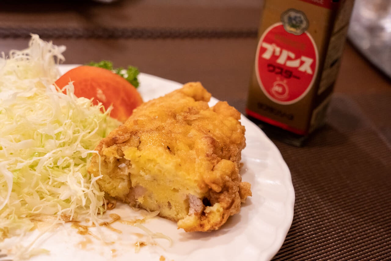 東京都千代田区神田淡路町『松栄亭』洋風かきあげに合わせるのは、プリンスのウスターソース