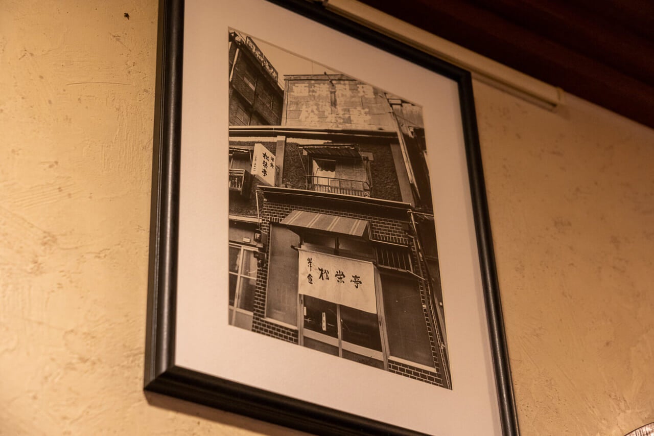 東京都千代田区神田淡路町『松栄亭』空襲後に立て直した店舗のモノクロ写真