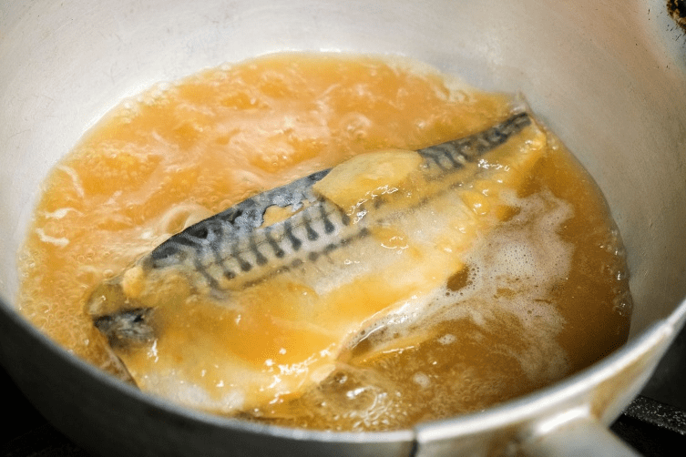 東京都中野区『野方食堂』サバの味噌煮調理中の様子