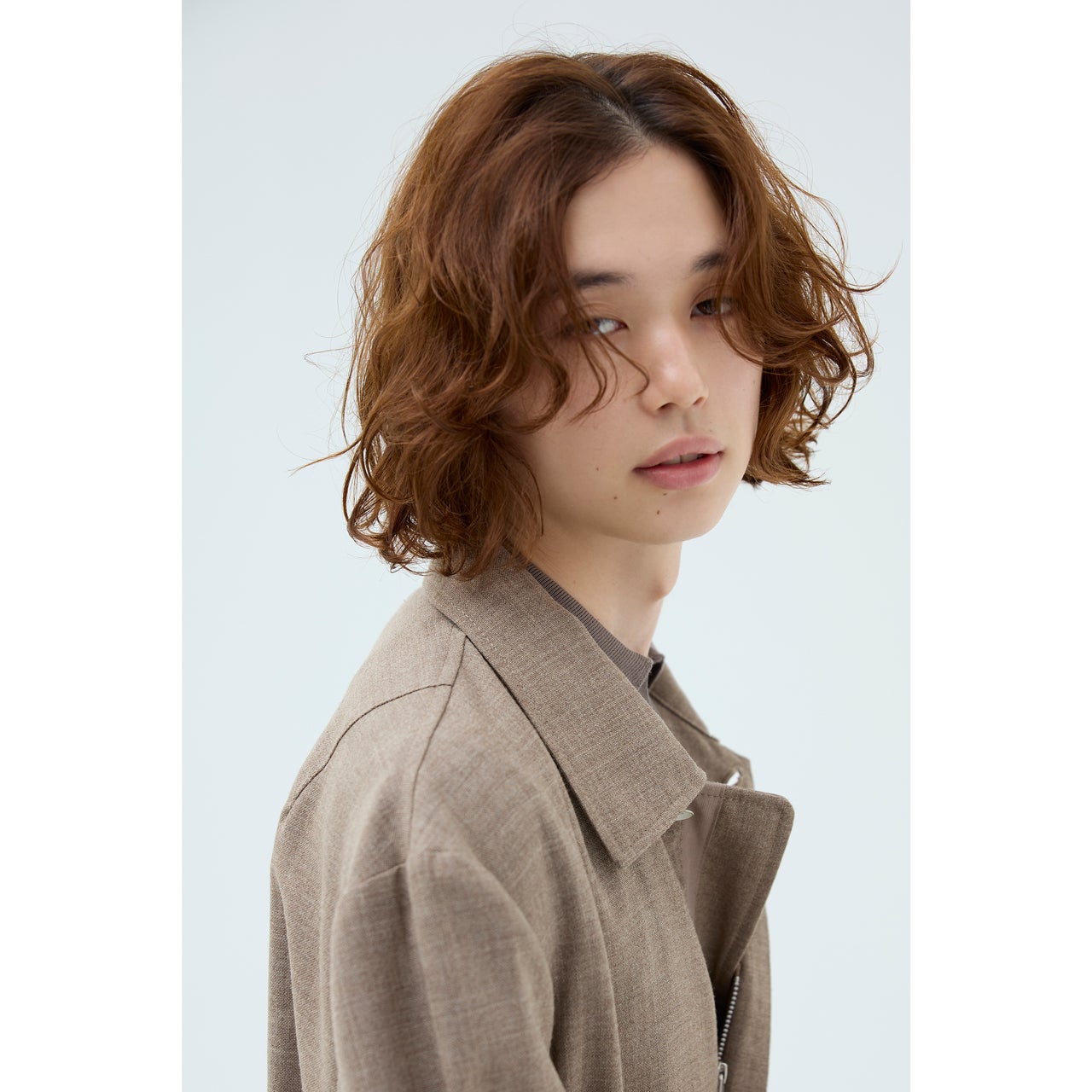 気だるさまで洒落て見える。ニュアンスで魅せるミディアムパーマ【東京最旬ヘアカタログ】