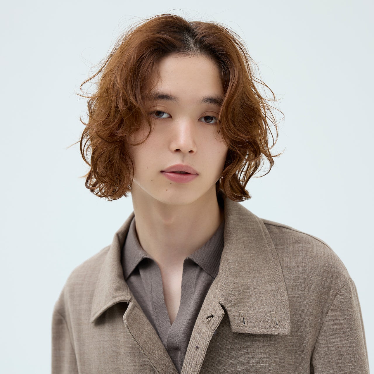 気だるさまで洒落て見える。ニュアンスで魅せるミディアムパーマ【東京最旬ヘアカタログ】