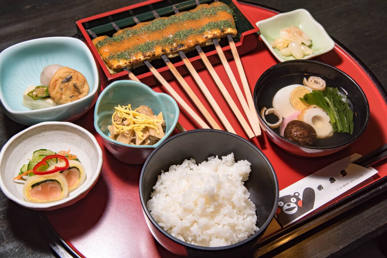 熊本県熊本市『田楽家』鮮やかな赤のお盆に、たくさんの料理が並んでいる