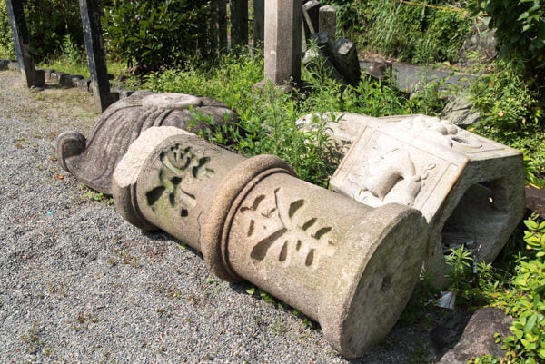 高橋稲荷神社、倒れたままの灯籠
