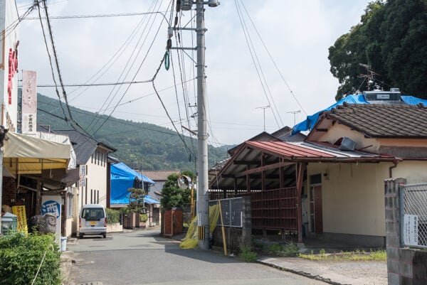 高橋稲荷神社への参道沿いに建つ家