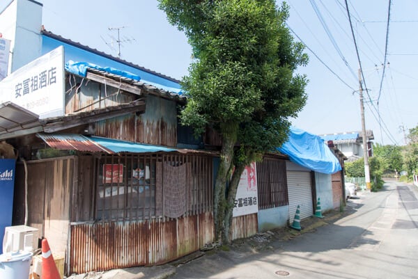 高橋稲荷神社への参道沿いに建つ家別角度