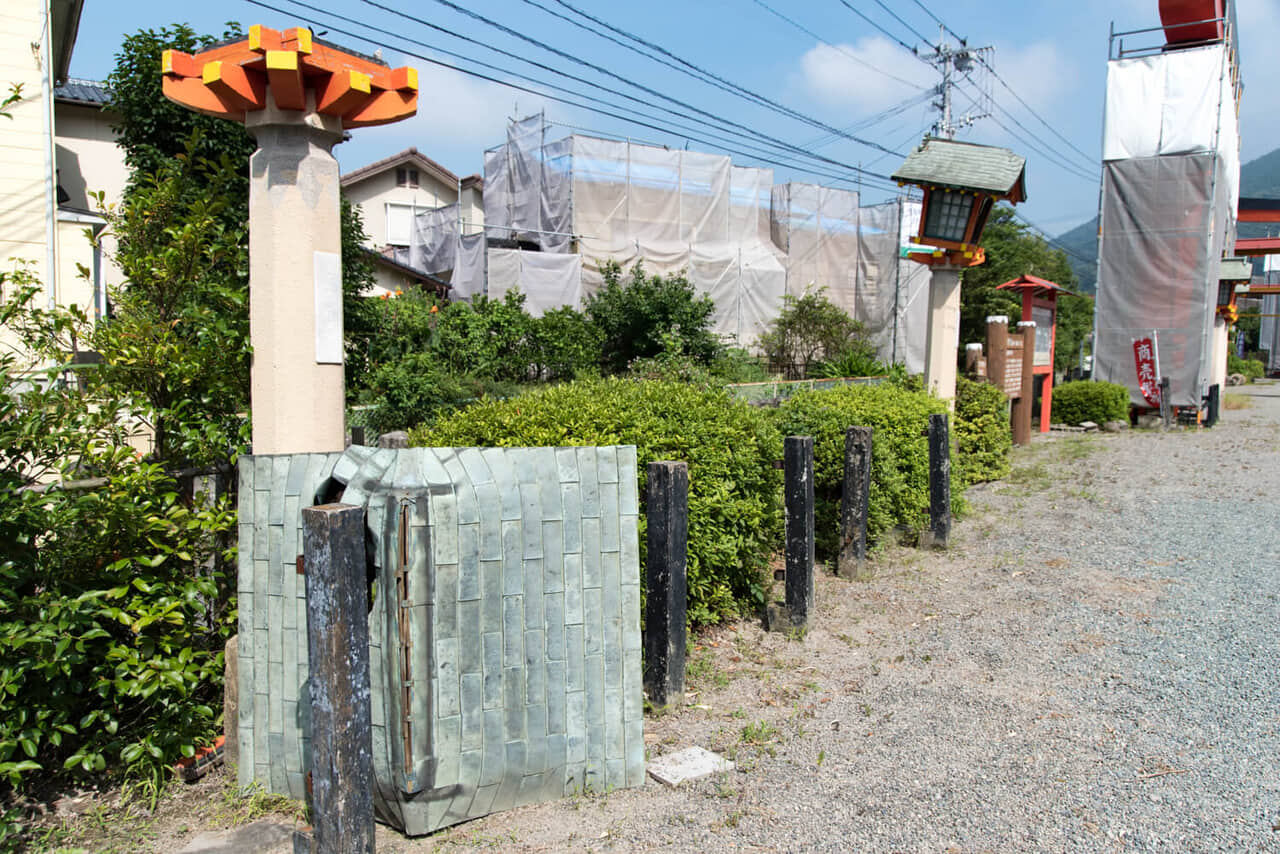 高橋稲荷神社、崩れてしまった塀の姿