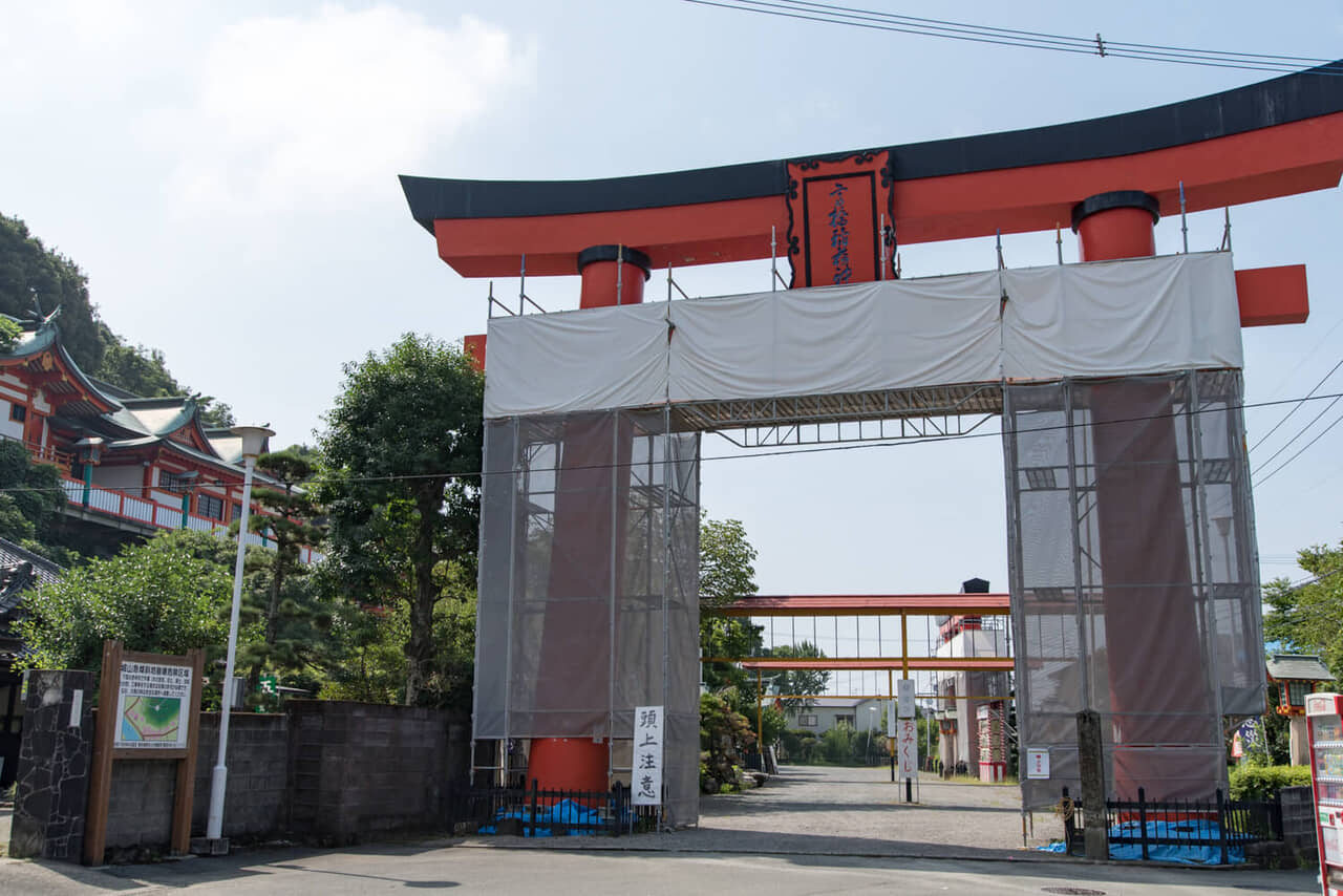 高橋稲荷神社、修繕中の鳥居