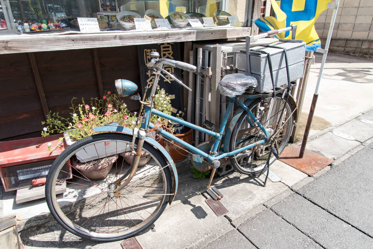 大分県豊後高田市『大寅屋食堂』かつて出前に使われていたという自転車