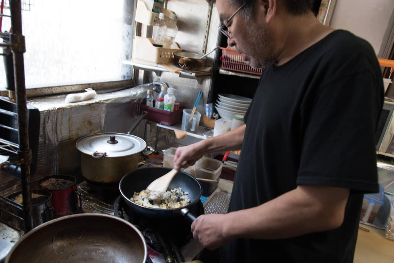 大分県豊後高田市『大寅屋食堂』調理中の店主