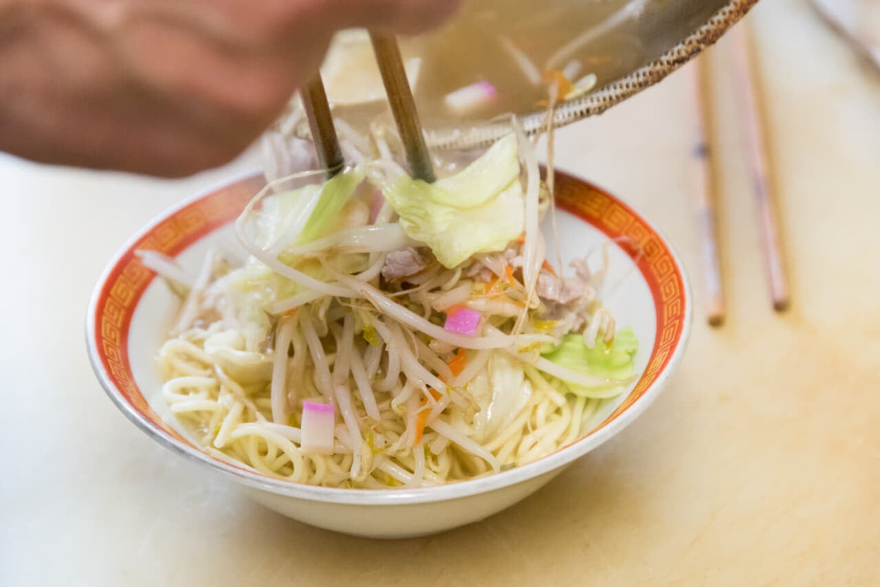 大分県豊後高田市『大寅屋食堂』具が盛られた器にスープを注ぐ